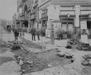 Retrait des pavés devant le Criterion Theatre - English Photographer